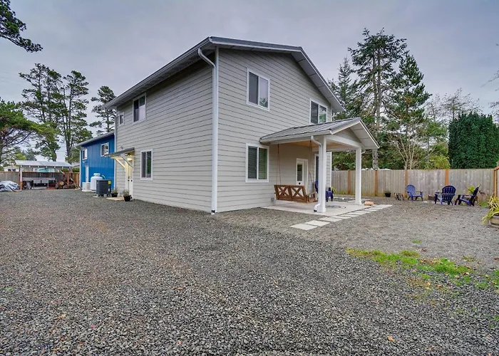 Westport Home W/ Hot Tub: 2 Blocks To Beach!