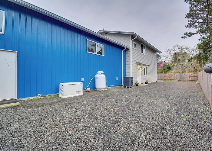 Westport Home W/ Hot Tub: 2 Blocks To Beach!